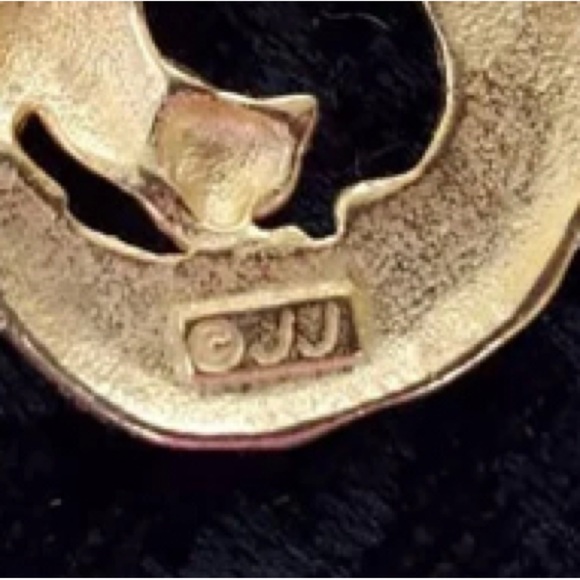 Vintage JJ Playing Cats Brooch signed gold tone metal Jonette Jewelry - Picture 4 of 4